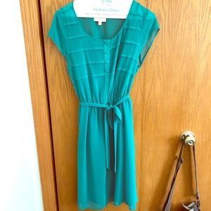 Green cap sleeve knee-length dress
